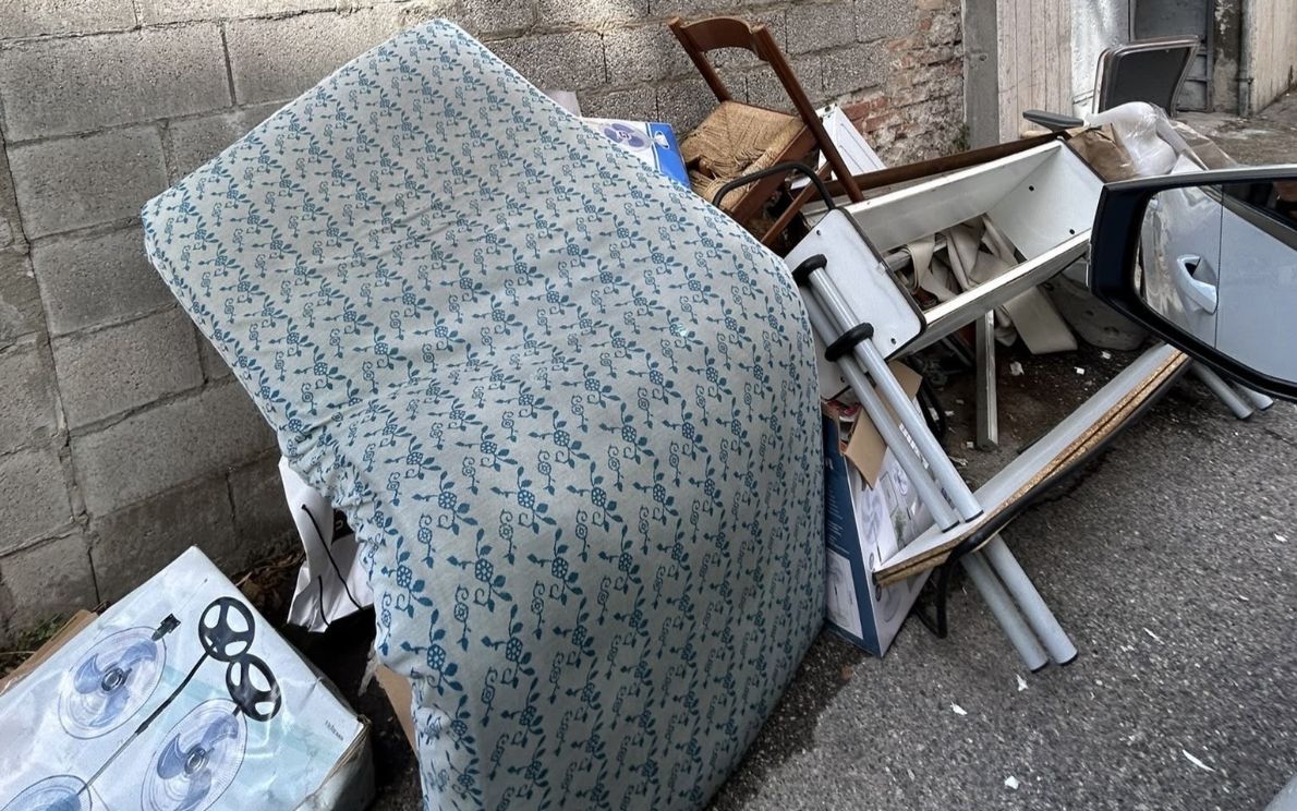 Rifiuti abbandonati all’Arcella