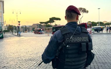 Carabinieri di spalle (Imagoeconomica)