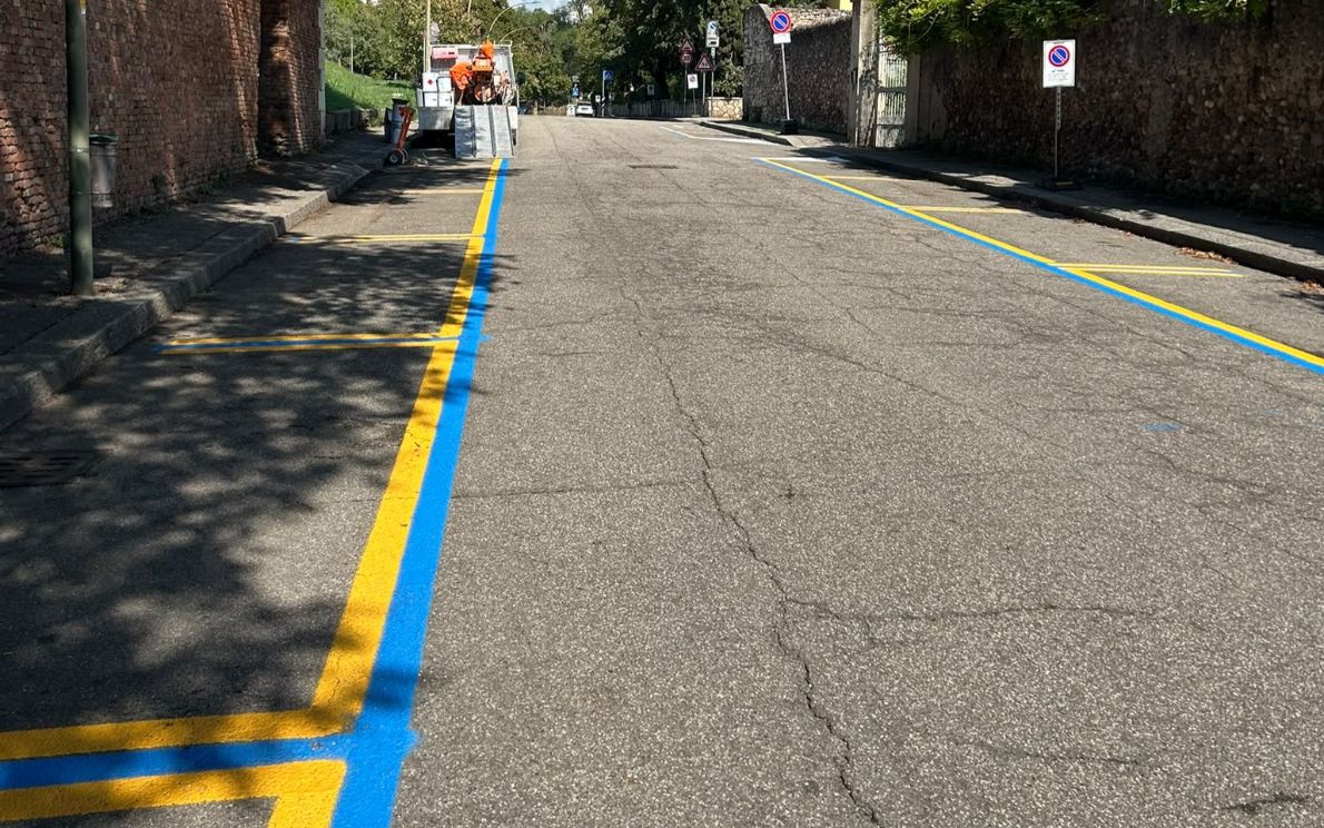 Stalli gialloblu in via Lega Veronese