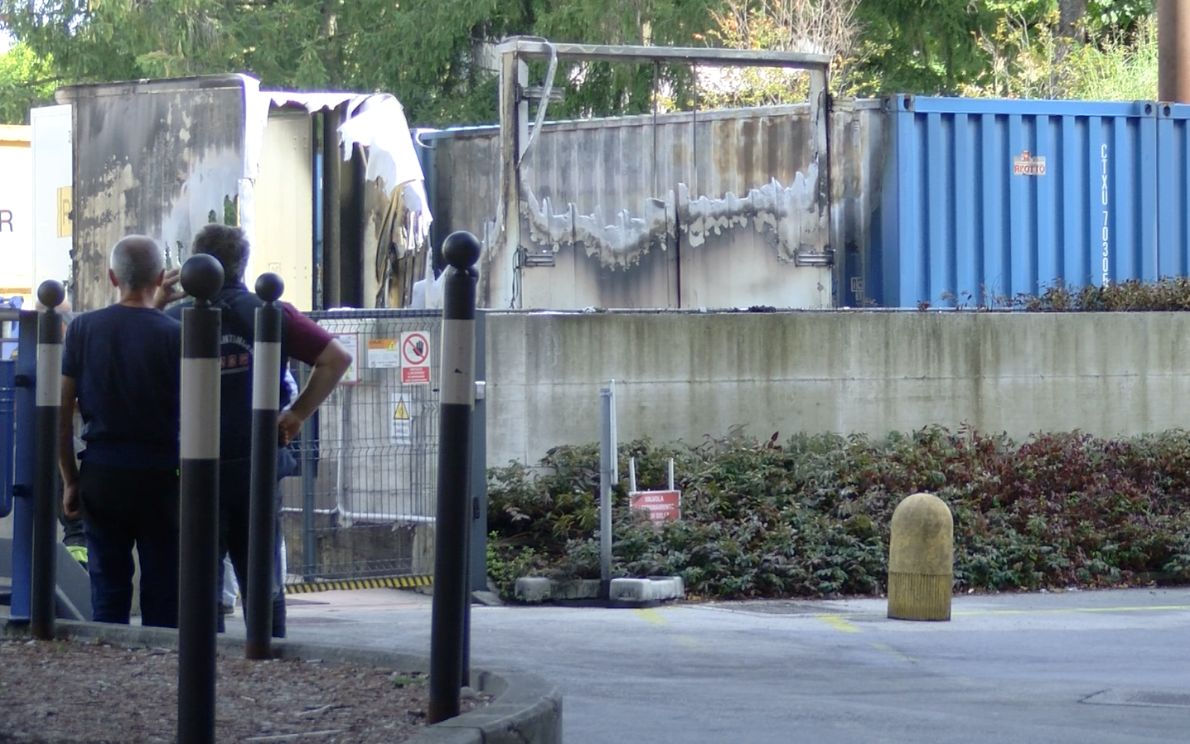 Il container dei rifiuti andato in fiamme