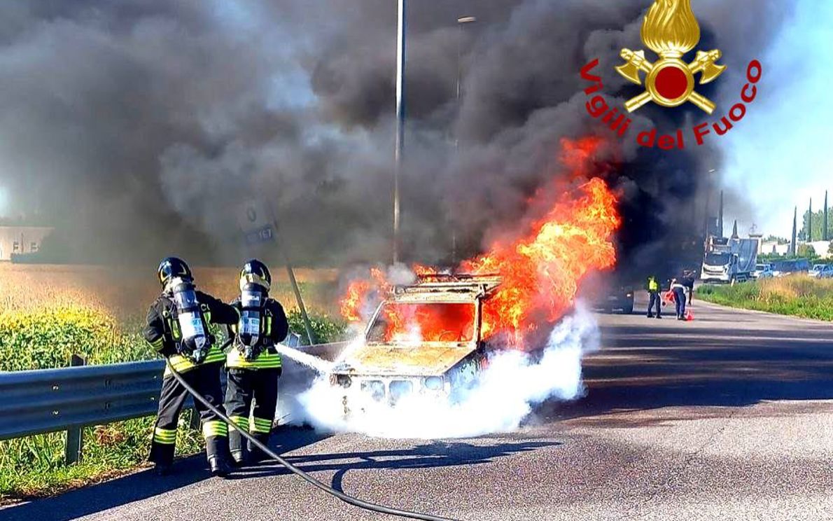 Auto in fiamme, intervento dei Vigili del Fuoco