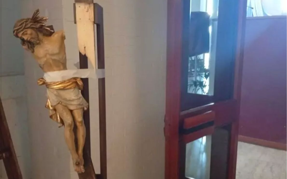 Crocifisso rotto nella chiesa di San Gregorio