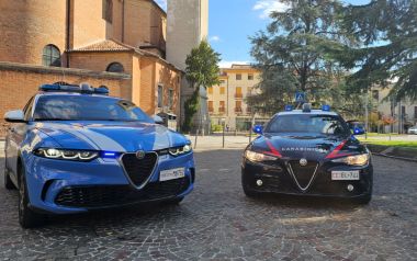 Una volante e una gazzella in piazzale Santa Croce