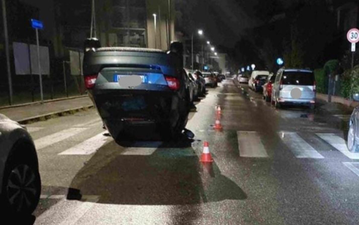 Incidente con auto ribaltata