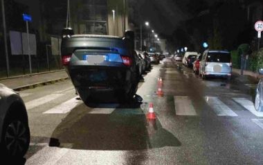 Incidente con auto ribaltata
