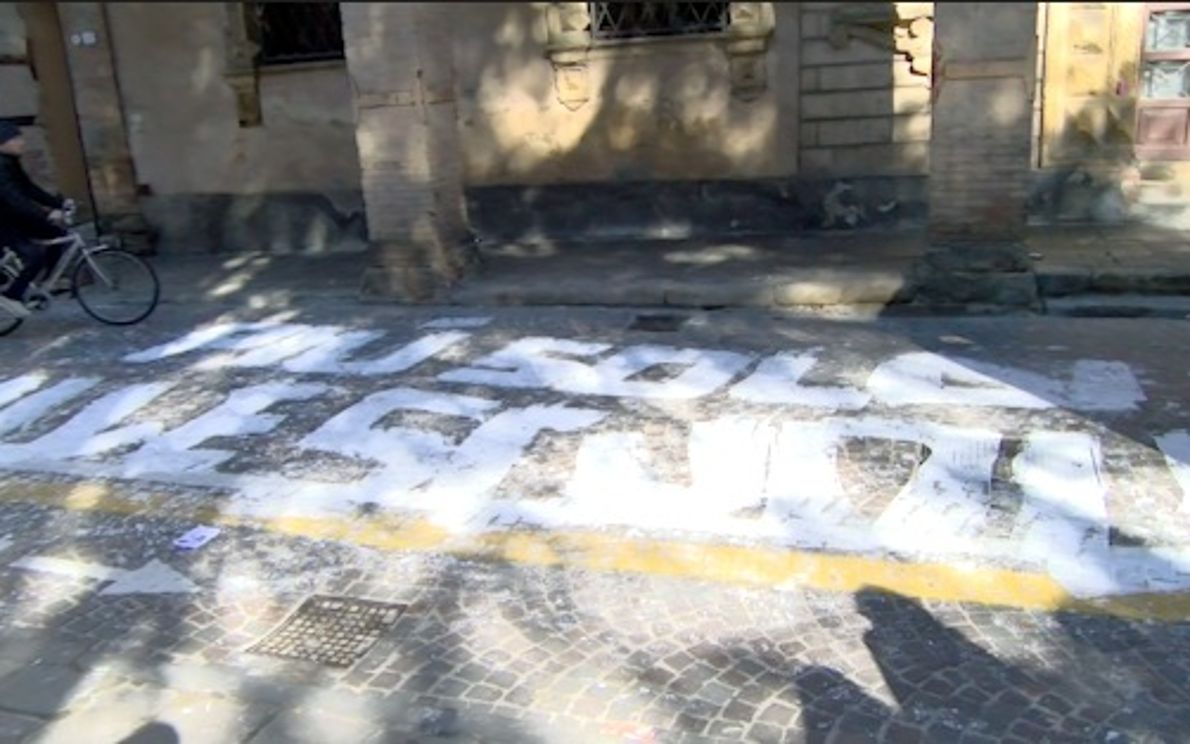 Scritta davanti alla Prefettura
