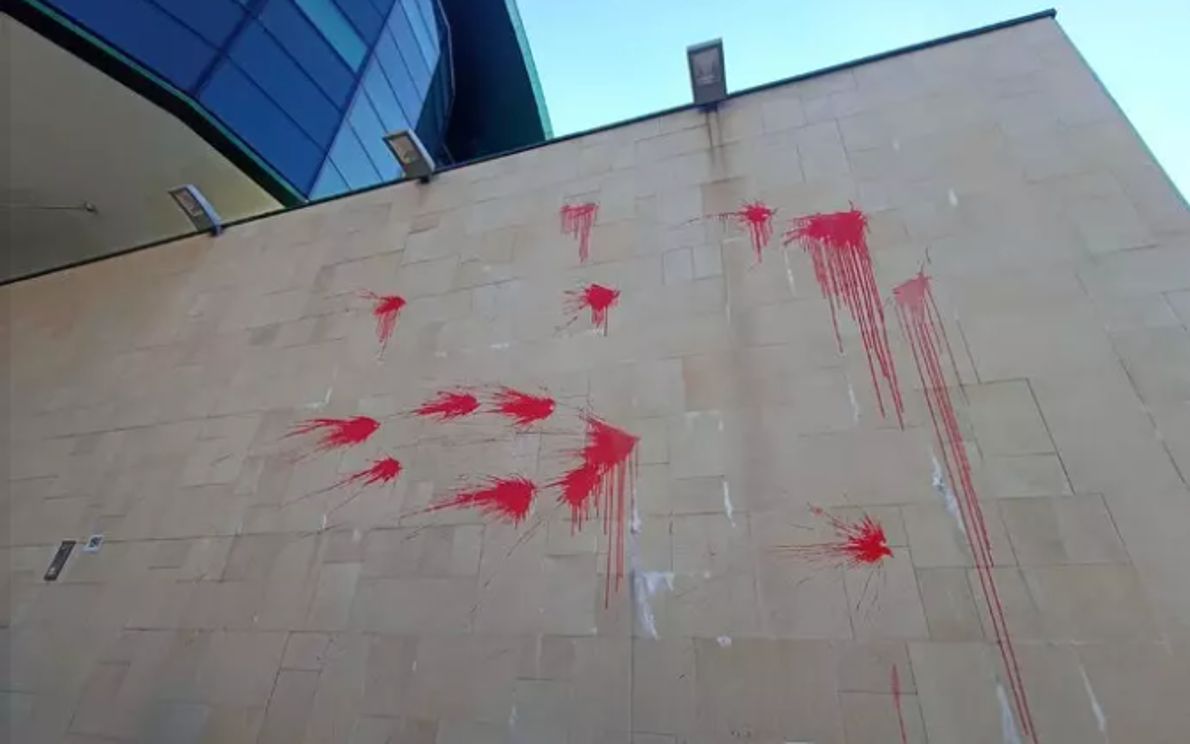Vernice rossa su palazzo di Mestre