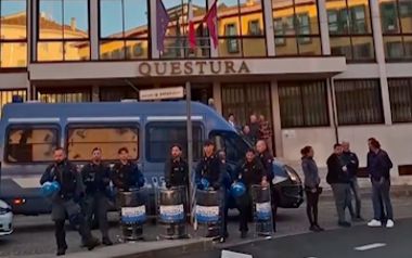 Poliziotti davanti alla Questura