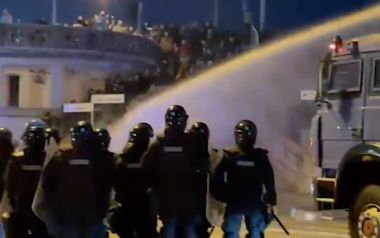 Idrante contro il corteo non autorizzato