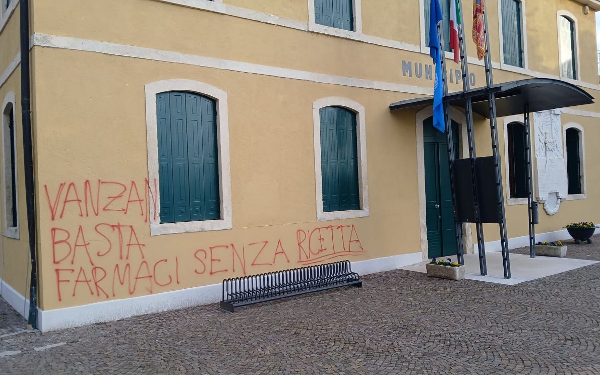 Scritta contro Vanzan