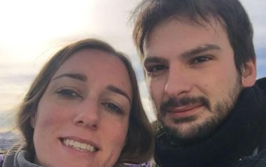 Il presunto assassino con la moglie